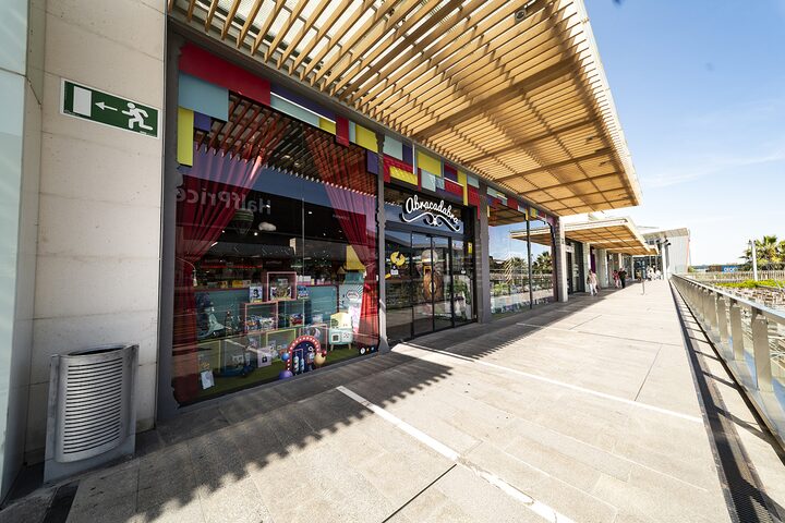 Fachada y escaparate de la tienda de juguetes Abracadabra en el centro comercial Puerto Venecia de Zaragoza