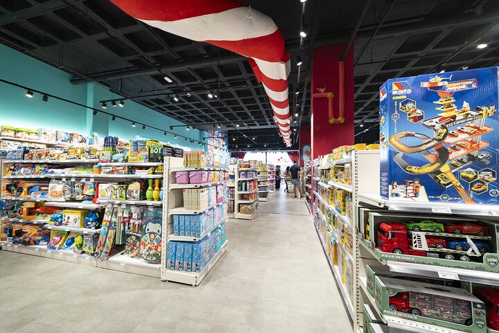Pasillo central con Nerf, pistas de coches y juegos variados en la tienda de juguetes de Puerto Venecia Abracadabra