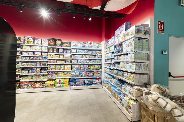 Secci&oacute;n de construcciones LEGO y Playmobil en la jugueter&iacute;a de Puerto Venecia Abracadabra