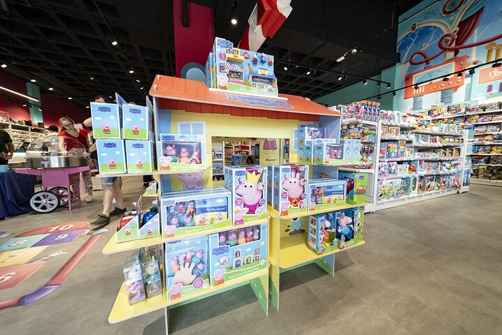 Expositor de Peppa Pig con casa de juego y carrito de algod&oacute;n de az&uacute;car en la tienda de juguetes de Puerto Venecia Abracadabra