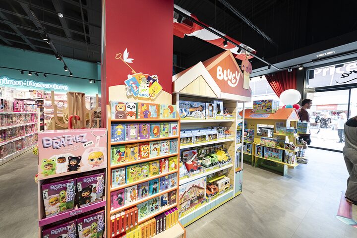Zona de Bluey, Bratz y juegos educativos Djeco en la jugueter&iacute;a de Puerto Venecia Abracadabra