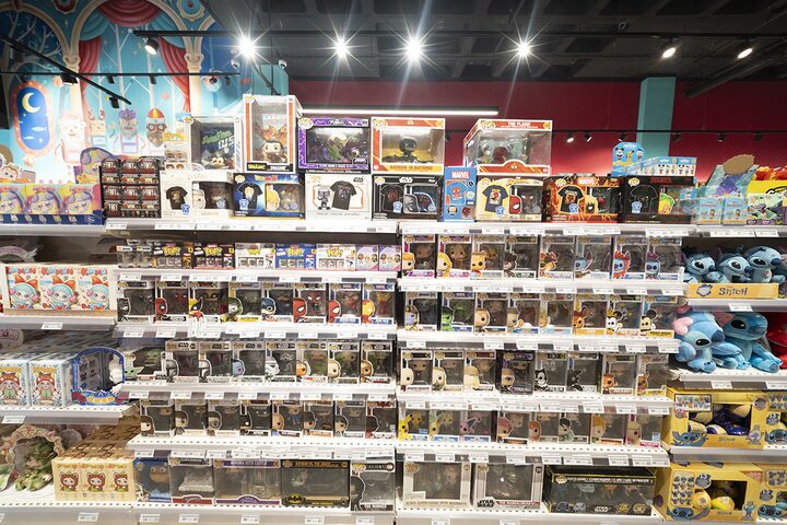 Pared de figuras Funko Pop de Marvel, Star Wars y Disney en la tienda de juguetes de Puerto Venecia Abracadabra