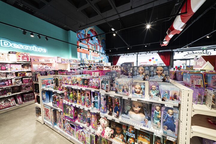 Secci&oacute;n de mu&ntilde;ecas Frozen, princesas Disney y Barbie en la tienda de juguetes de Puerto Venecia Abracadabra