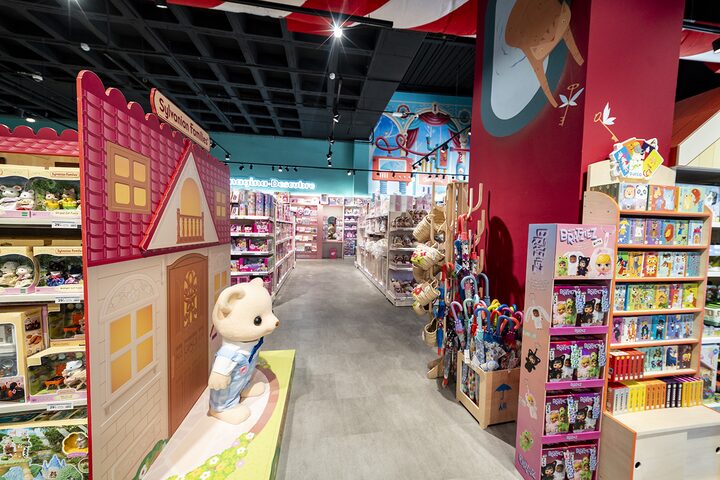 Pasillo de Sylvanian Families, Bratz y juegos Djeco en la jugueter&iacute;a de Puerto Venecia Abracadabra