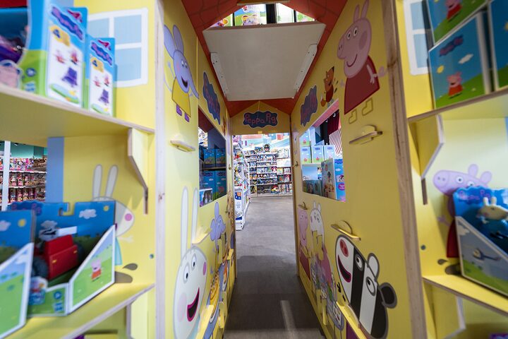 Rinc&oacute;n tem&aacute;tico de Peppa Pig con casa de juego y figuras en la jugueter&iacute;a de Puerto Venecia Abracadabra