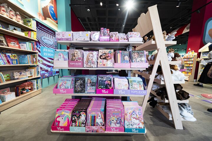 Expositor de libros creativos y sets TopModel, Ylvi y unicornios en la tienda de juguetes de Puerto Venecia Abracadabra