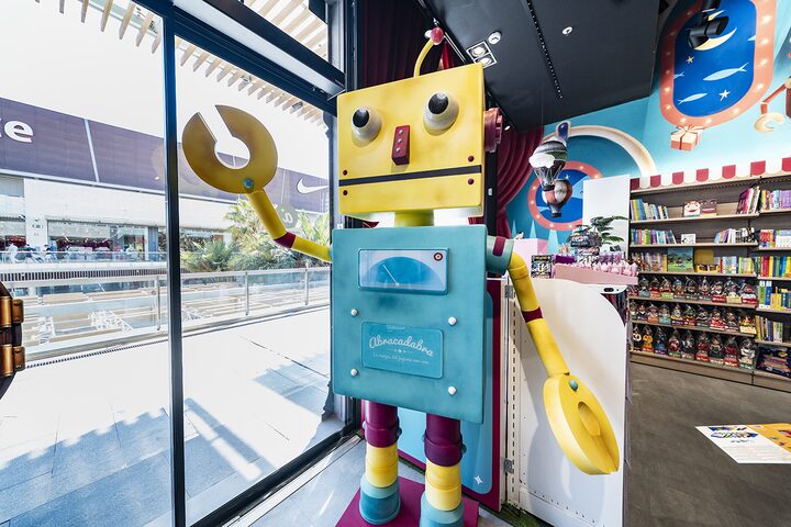 Robot mascota gigante junto al escaparate de la jugueter&iacute;a de Puerto Venecia Abracadabra