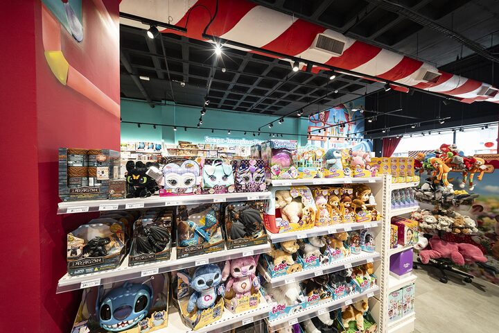 Estanter&iacute;a de peluches y figuras de C&oacute;mo entrenar a tu drag&oacute;n y FurReal en la tienda de juguetes de Puerto Venecia Abracadabra