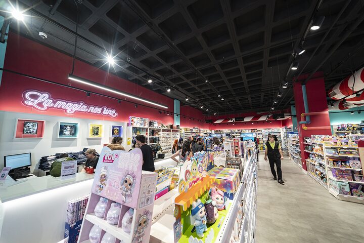 Vista general de la sala de ventas con r&oacute;tulo de ne&oacute;n y pasillos de juguetes en la jugueter&iacute;a de Puerto Venecia Abracadabra