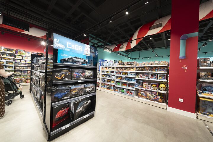 Secci&oacute;n de construcciones CaDA y coches de juguete en la tienda de juguetes de Puerto Venecia Abracadabra
