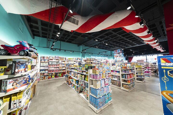 Pasillos de juegos y juguetes bajo el techo decorativo de rayas en la jugueter&iacute;a de Puerto Venecia Abracadabra