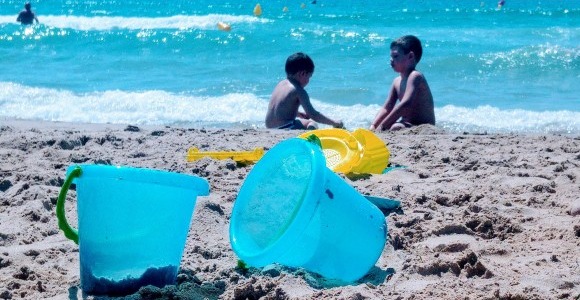 Las mejores soluciones para padres y madres en playa y piscina